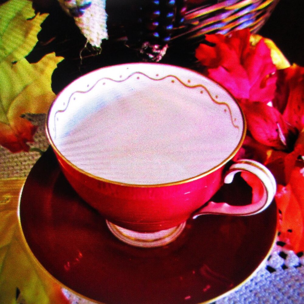 (Fall?)Aynsley Mulberry red bone china 14K gold edged teacup & saucer